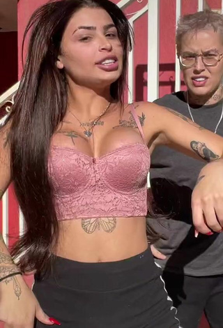 5. Atractiva Bárbara Enseña Escote Con Seductores Top Corto Rosa