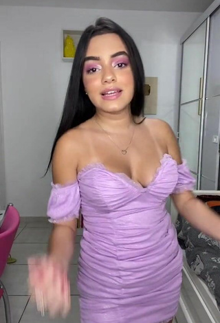 Bonita Bela Almada enseña escote con Vestido Morado y Pechos Saltarinas