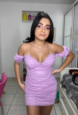 3. Bonita Bela Almada Enseña Escote Con Vestido Morado Y Pechos Saltarinas