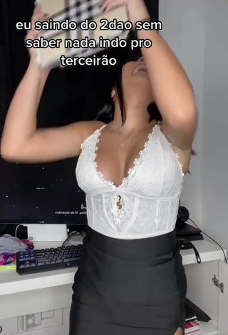 5. Sexy Bela Almada Enseña Escote Con Top Blanco Y Tetas Saltarinas