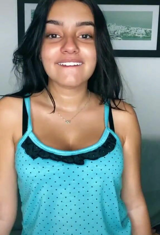 Sexy Bela Almada con Vestido y Senos Saltarines