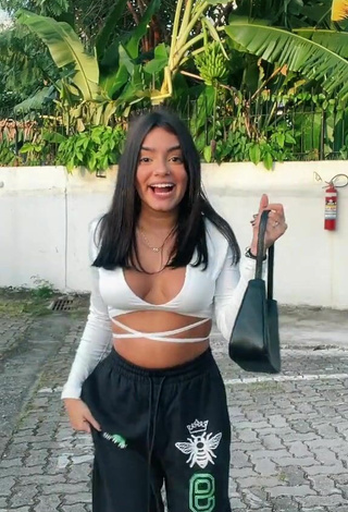 Sexy Bela Almada enseña escote con Top Corto Blanco y Tetas Saltarinas