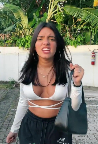 4. Sexy Bela Almada Enseña Escote Con Top Corto Blanco Y Tetas Saltarinas