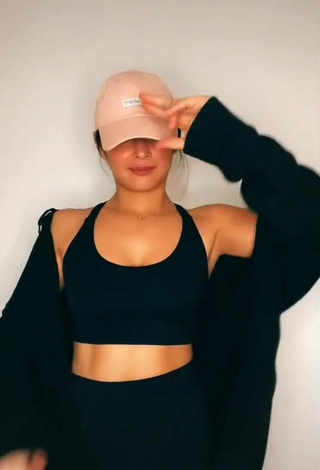 3. Sexy Bianca Umali Enseña Escote Con Top Corto Negro