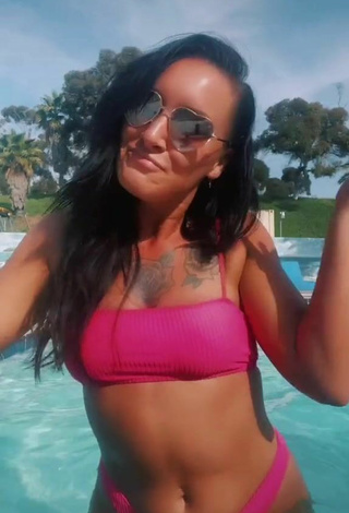 3. Sexy Brittany Jade Szabo Con Bikini Rosa En La Piscina