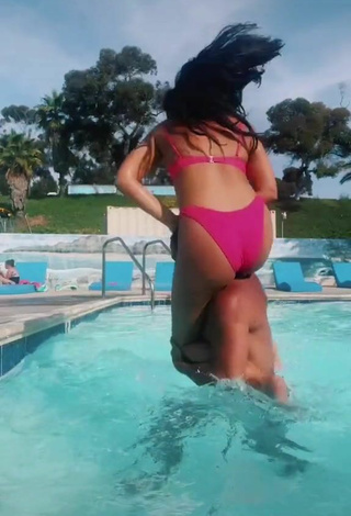 6. Sexy Brittany Jade Szabo Con Bikini Rosa En La Piscina