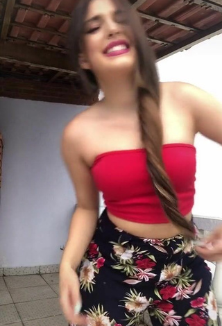 Sexy Bya Kessey con Top Tubo Rojo mientras hace twerking