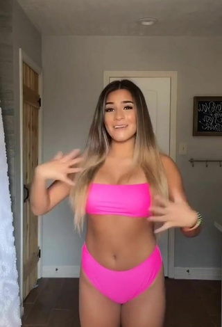 2. Caliente Camryn Cordova Enseña Escote Con Bikini Rosado Margarita Y Tetas Saltarinas