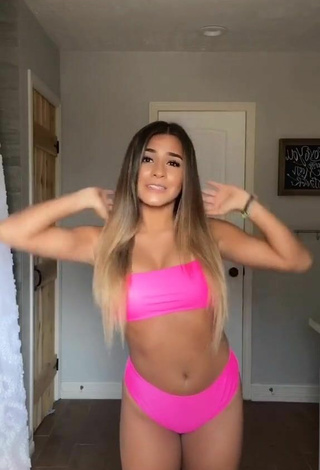 3. Caliente Camryn Cordova Enseña Escote Con Bikini Rosado Margarita Y Tetas Saltarinas