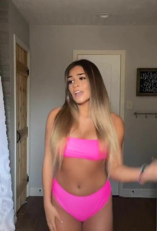 5. Caliente Camryn Cordova Enseña Escote Con Bikini Rosado Margarita Y Tetas Saltarinas