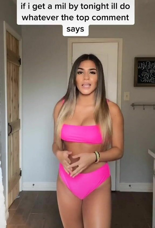 Increíble Camryn Cordova enseña escote con Bikini Rosado Margarita y Pechos Saltarinas