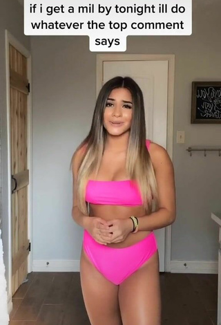 4. Increíble Camryn Cordova Enseña Escote Con Bikini Rosado Margarita Y Pechos Saltarinas