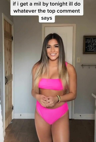 5. Increíble Camryn Cordova Enseña Escote Con Bikini Rosado Margarita Y Pechos Saltarinas