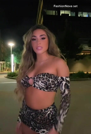 2. Hermosa Camryn Cordova Con Top Corto Leopardo