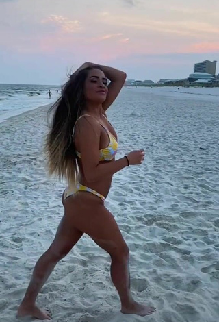 Caliente Camryn Cordova Enseña el culo en la playa