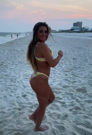 2. Caliente Camryn Cordova Enseña El Culo En La Playa