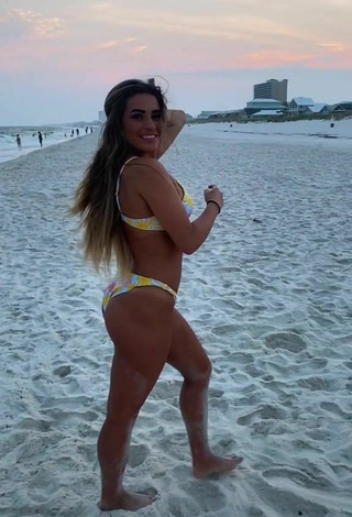 3. Caliente Camryn Cordova Enseña El Culo En La Playa