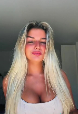 5. Hermosa Carla Frigo Enseña Escote Con Top Corto Blanco Y Tetas Saltarinas