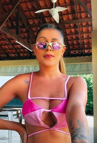 Sexy Ca Garcia enseña escote con Bikini