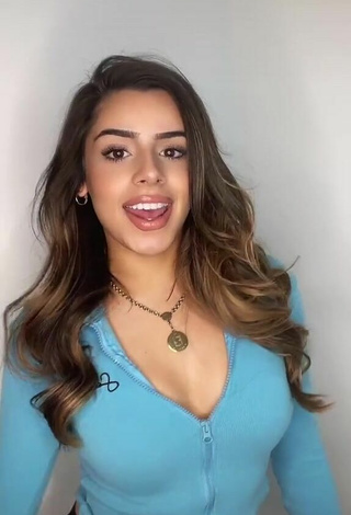 Caliente Celina Sharma enseña escote con Top Corto Azul