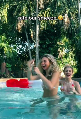 6. Caliente Chrissy Corsaro Con Bikini En La Piscina