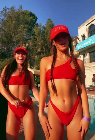 6. Guapísima Cortney Gibson Con Atractivos Bikini Rojo En La Piscina