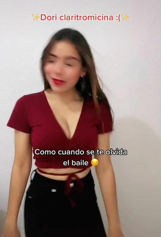 Caliente Valentina enseña escote con Top Corto Rojo