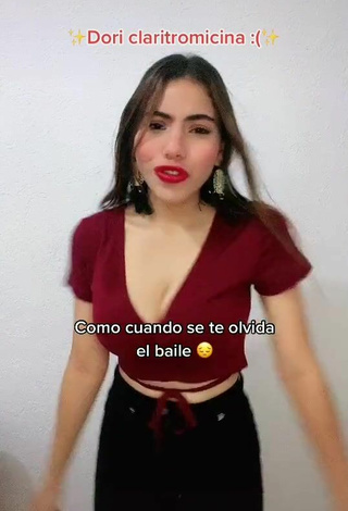 3. Caliente Valentina Enseña Escote Con Top Corto Rojo