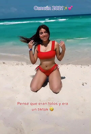 2. Sexy Valentina Enseña Escote Con Bikini Rojo En La Playa