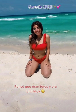 3. Sexy Valentina Enseña Escote Con Bikini Rojo En La Playa