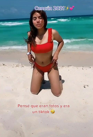 4. Sexy Valentina Enseña Escote Con Bikini Rojo En La Playa