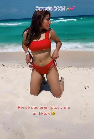 5. Sexy Valentina Enseña Escote Con Bikini Rojo En La Playa