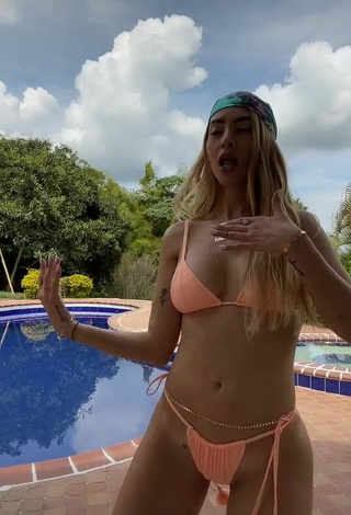 3. Hermosa Dani Duke Con Tanga En La Piscina