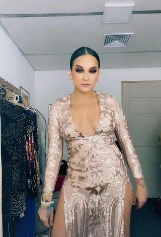 Sexy Daniela Darcourt enseña escote con Vestido Beige