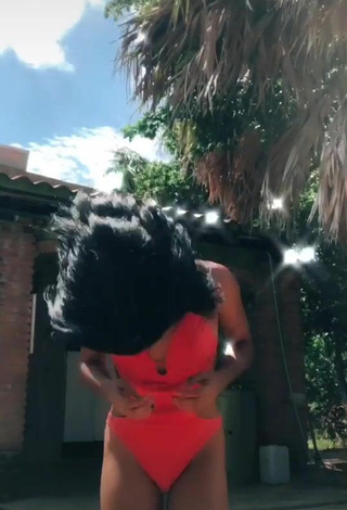 Sexy Dayana con Traje de Baño Naranja