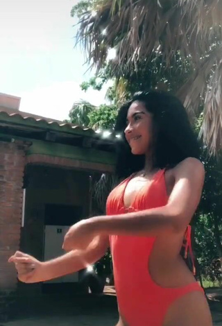 3. Sexy Dayana Con Traje De Baño Naranja