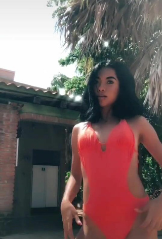 4. Sexy Dayana Con Traje De Baño Naranja