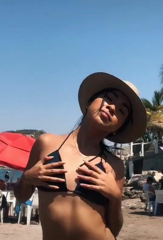 2. Caliente Dayana Con Bikini Negro En La Playa