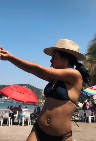 6. Sexy Dayana Con Bikini Negro En La Playa