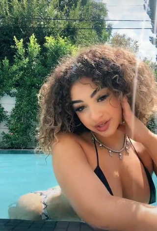 Hermosa Devenity Perkins enseña escote con Sujetador de Bikini en la piscina