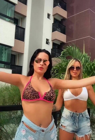 Increíble Dine Azevedo enseña escote con Sujetador de Bikini