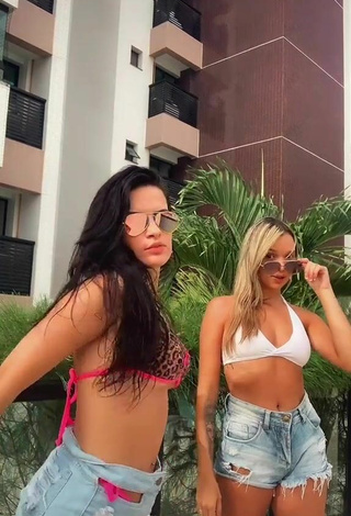 Hermosa Dine Azevedo enseña escote con Sujetador de Bikini