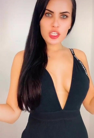 Sexy Dine Azevedo enseña escote con Vestido Negro