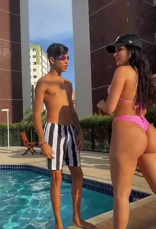 Adorable Dine Azevedo Enseña el culo en la piscina