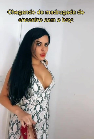 2. Atractiva Dine Azevedo Enseña Escote Con Provocativos Vestido Serpiente