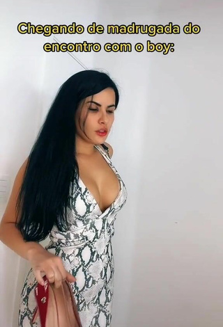 3. Atractiva Dine Azevedo Enseña Escote Con Provocativos Vestido Serpiente