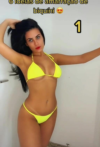 Linda Dine Azevedo enseña escote con Encantadores Bikini Amarillo