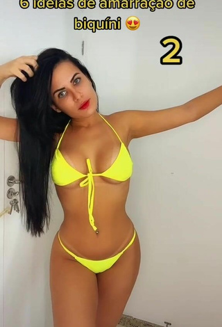 2. Linda Dine Azevedo Enseña Escote Con Encantadores Bikini Amarillo