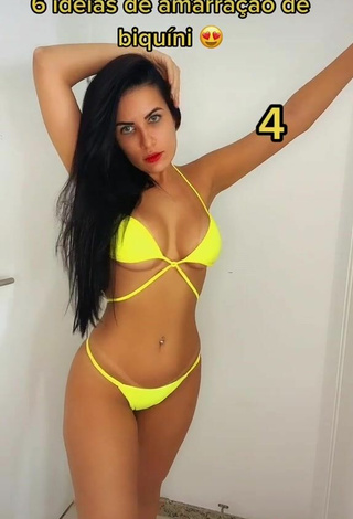 5. Linda Dine Azevedo Enseña Escote Con Encantadores Bikini Amarillo