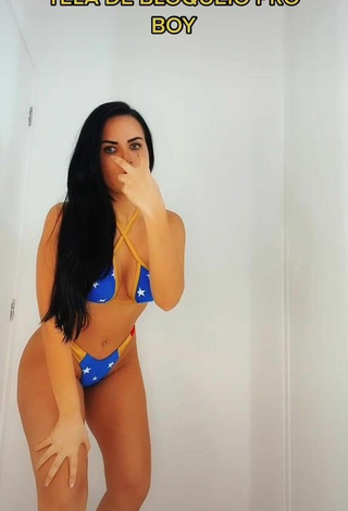 Hermosa Dine Azevedo enseña escote con Bikini